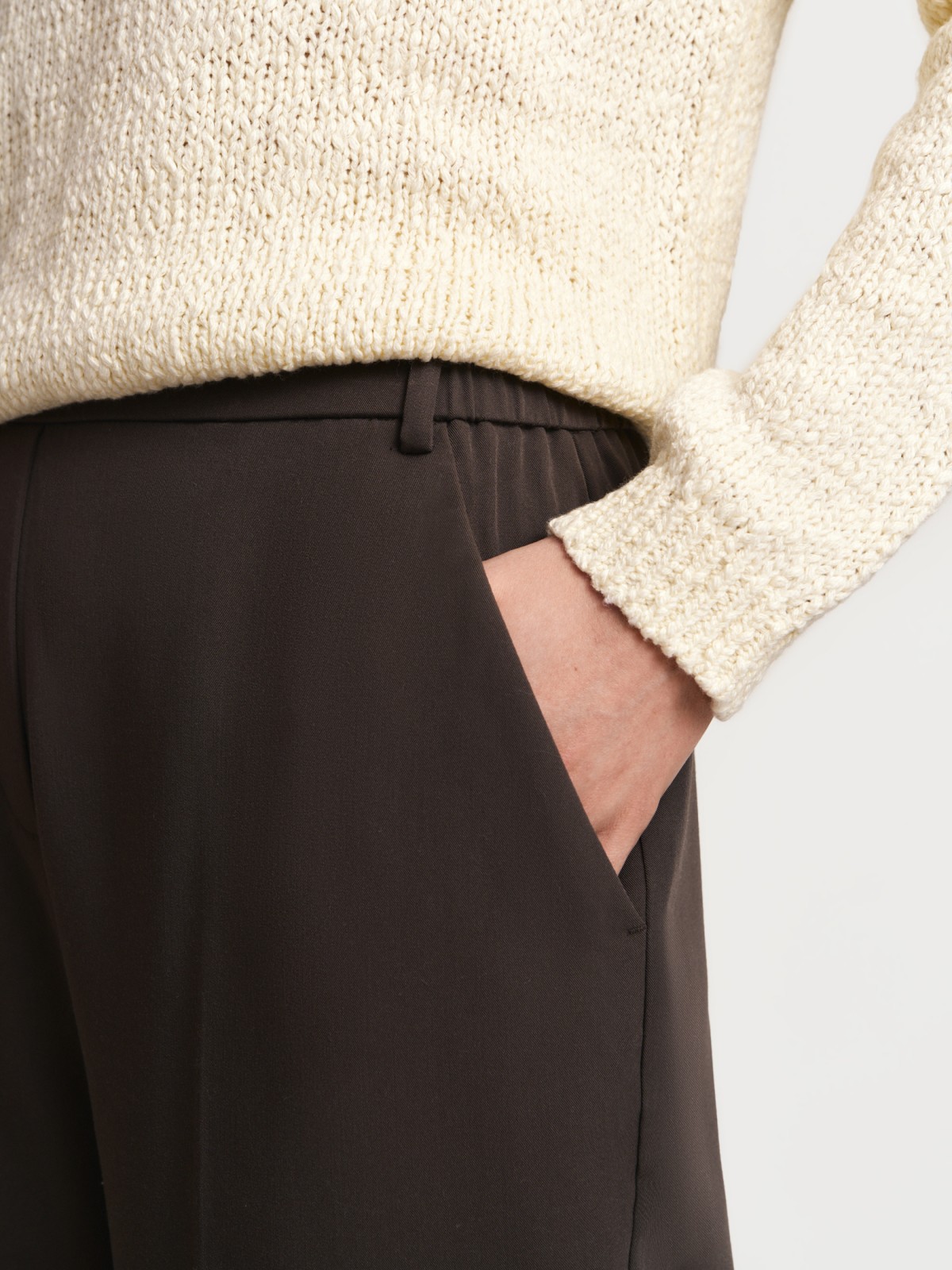 Брюки на резинке со стрелками