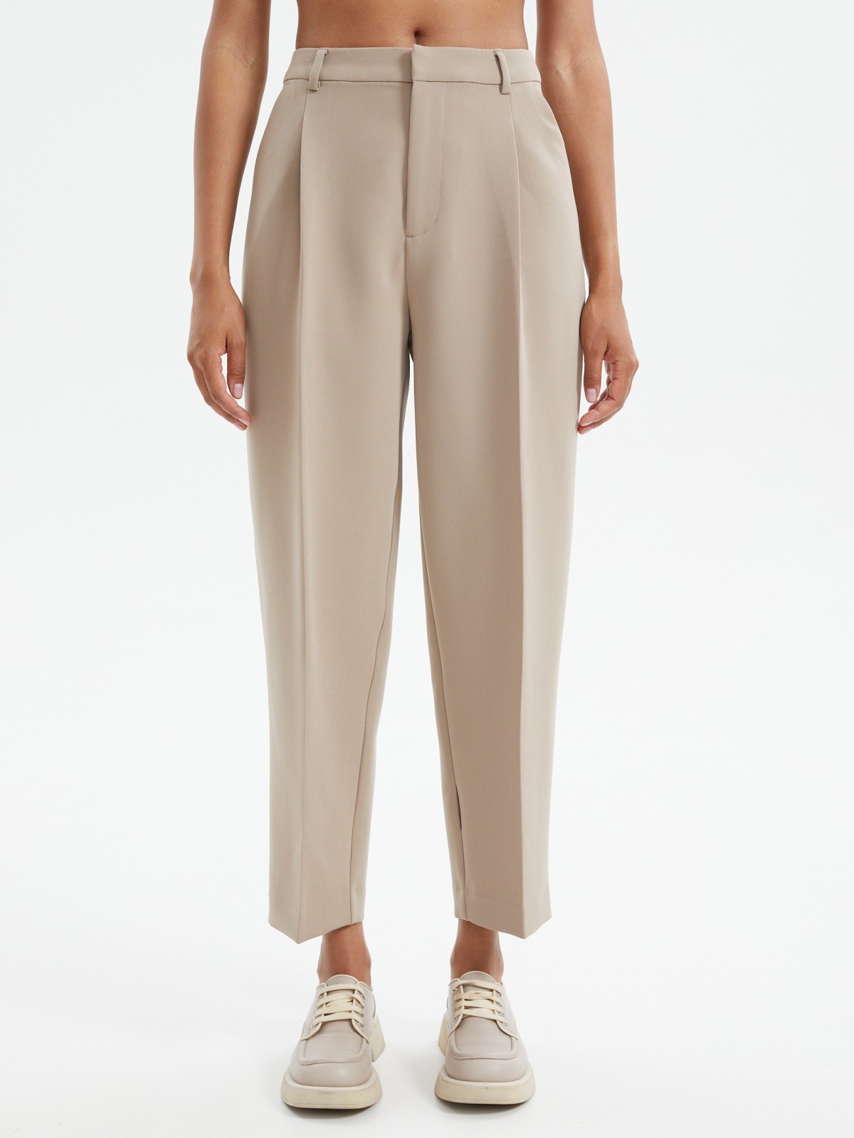 Брюки фасона Carrot со стрелками и ремнём