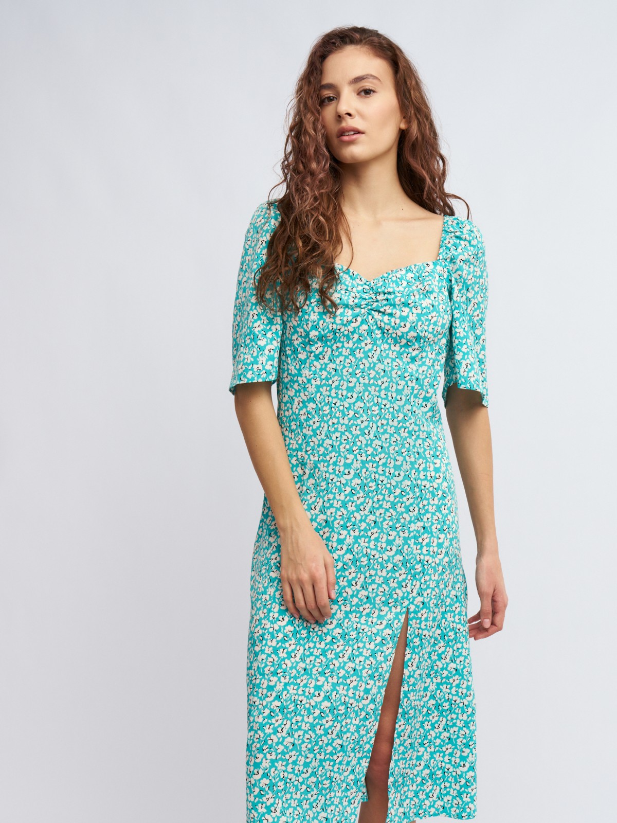 Платье с разрезом и цветочным принтом