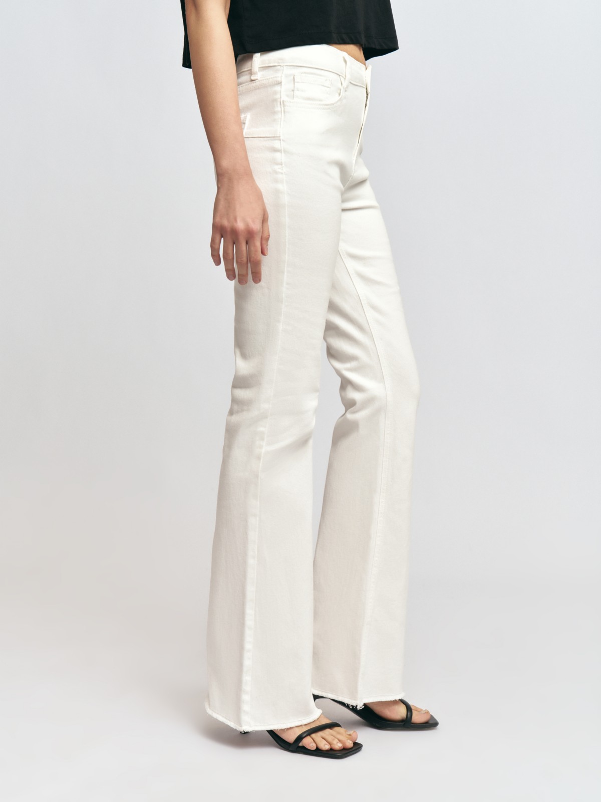 Джинсы силуэта Bootcut с Push-up эффектом и бахромой