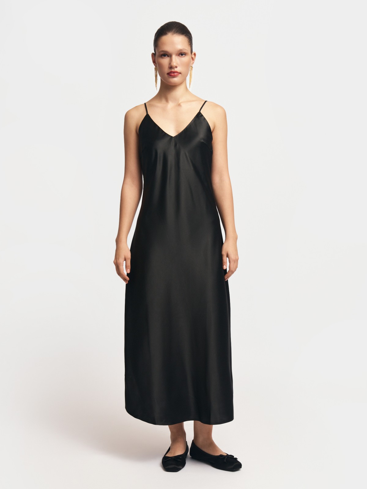 Атласное платье-комбинация миди на бретельках