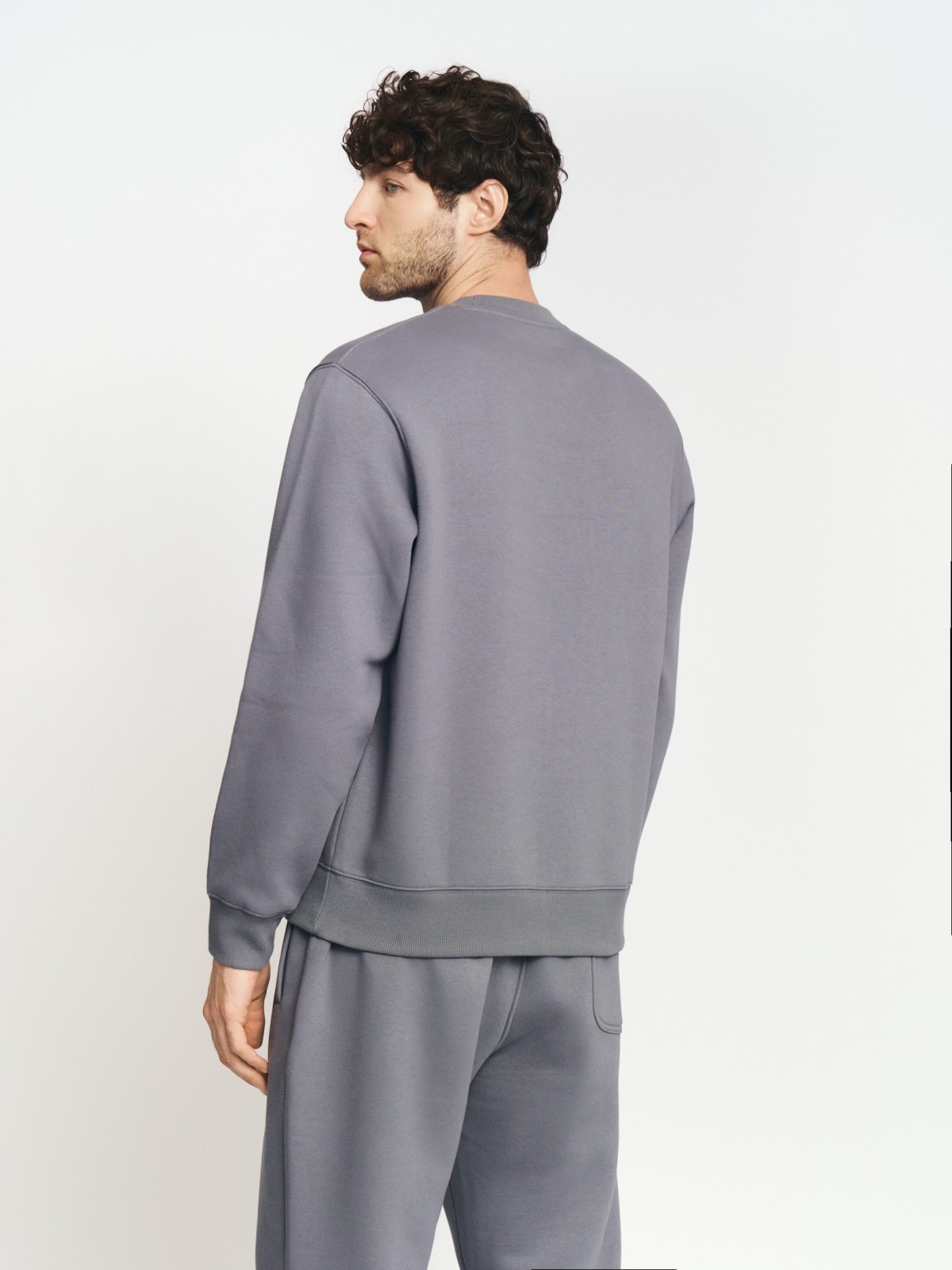 Утеплённый свитшот прямого кроя с длинным рукавом