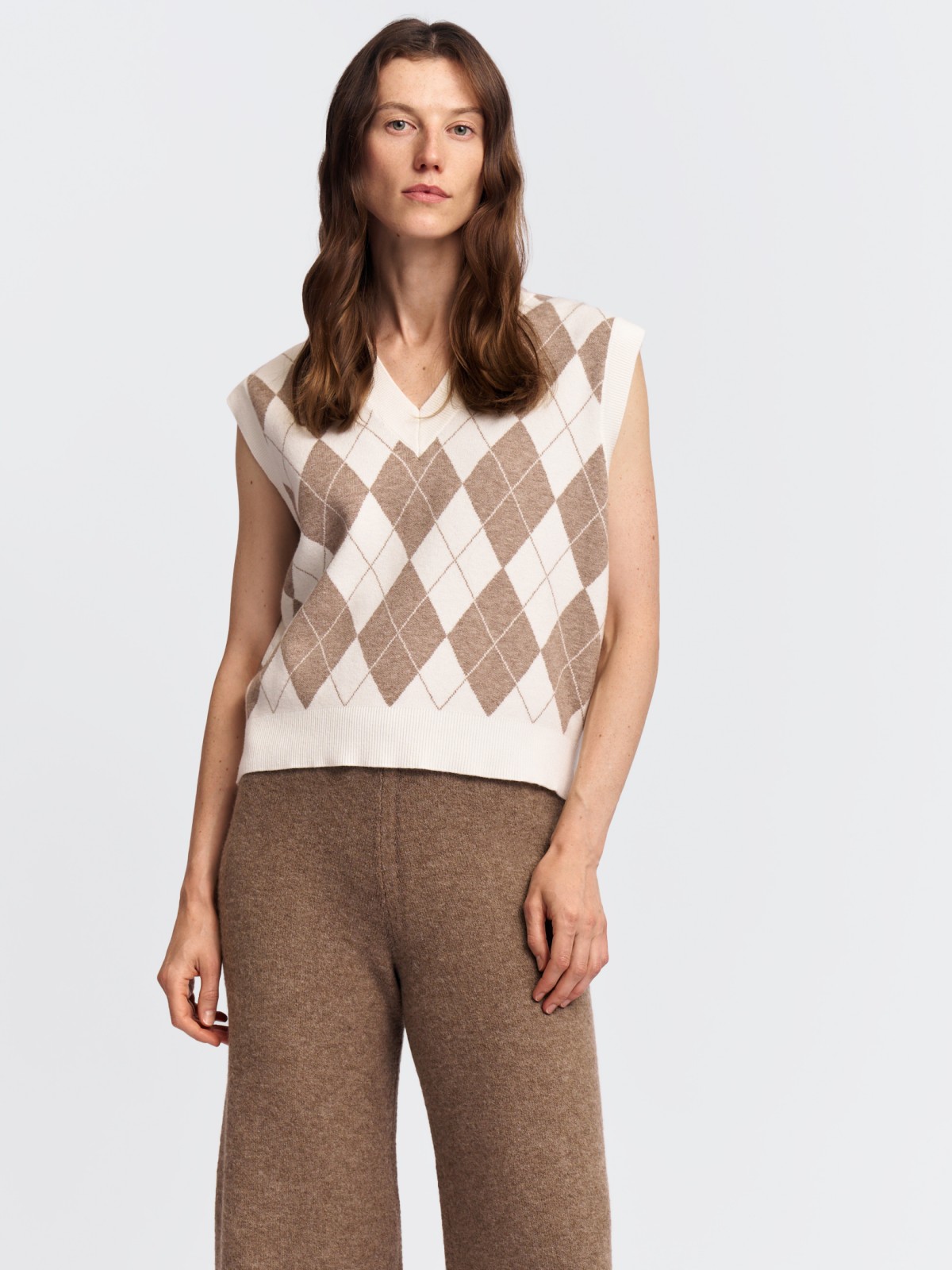 Вязаный трикотажный жилет без рукавов