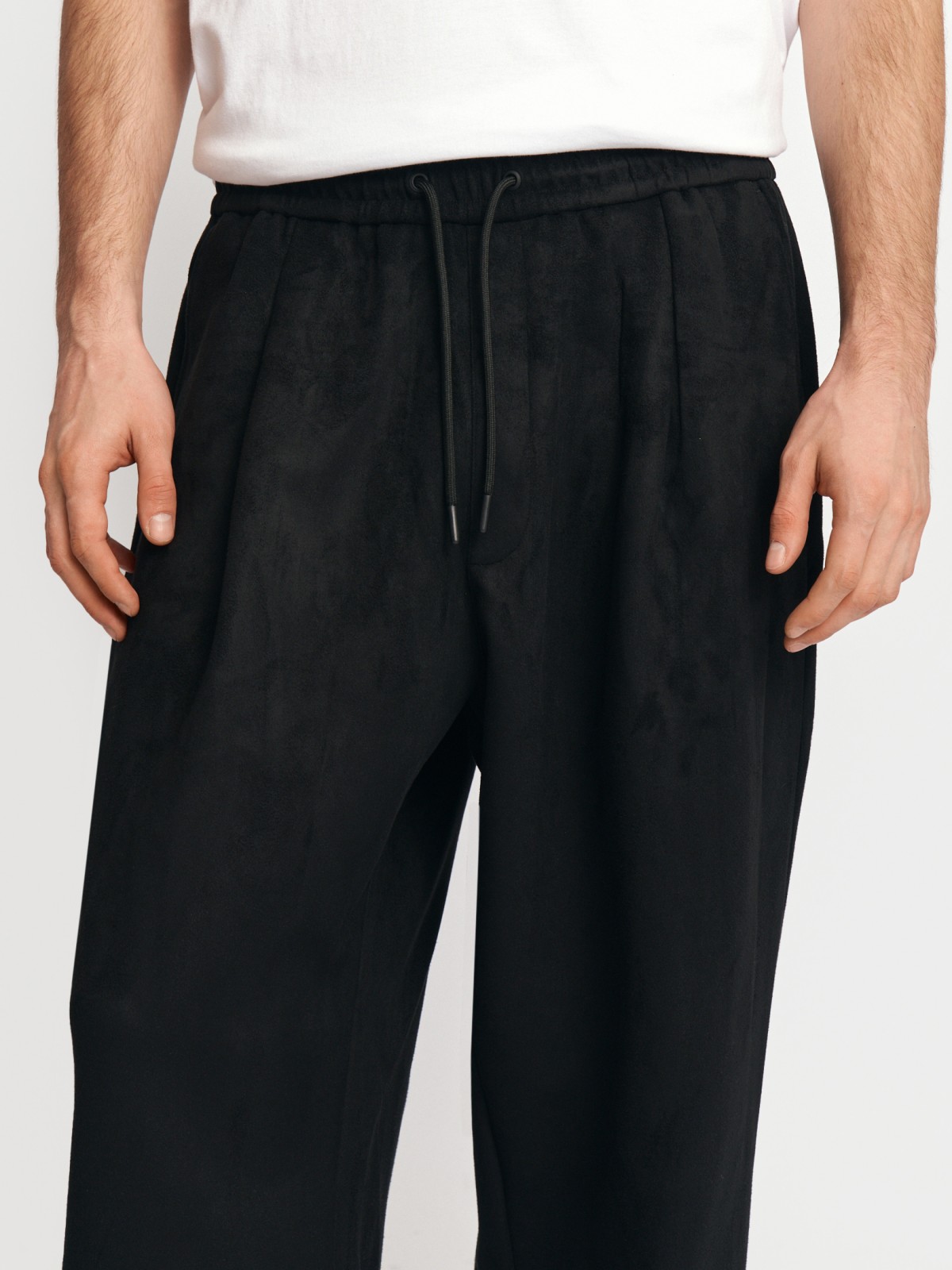 Брюки-джоггеры из экозамши