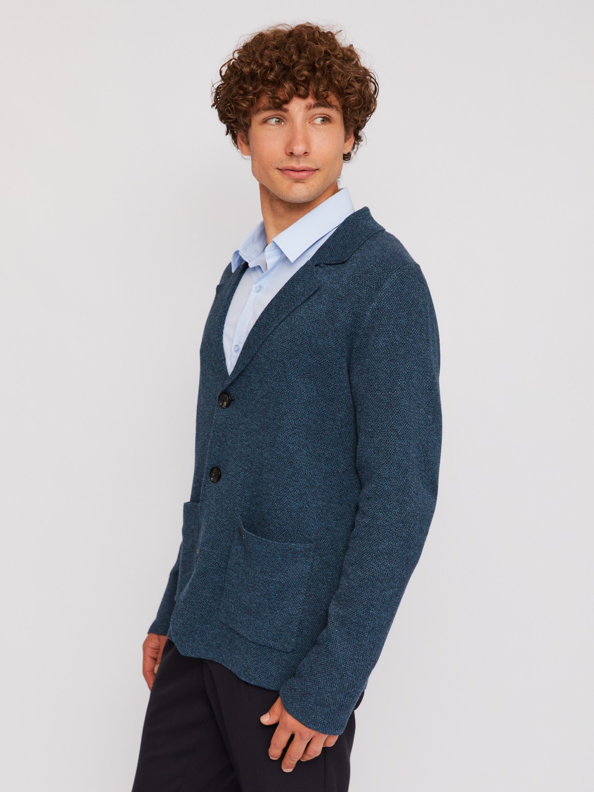 Вязаный кардиган на пуговицах с воротником и накладными карманами