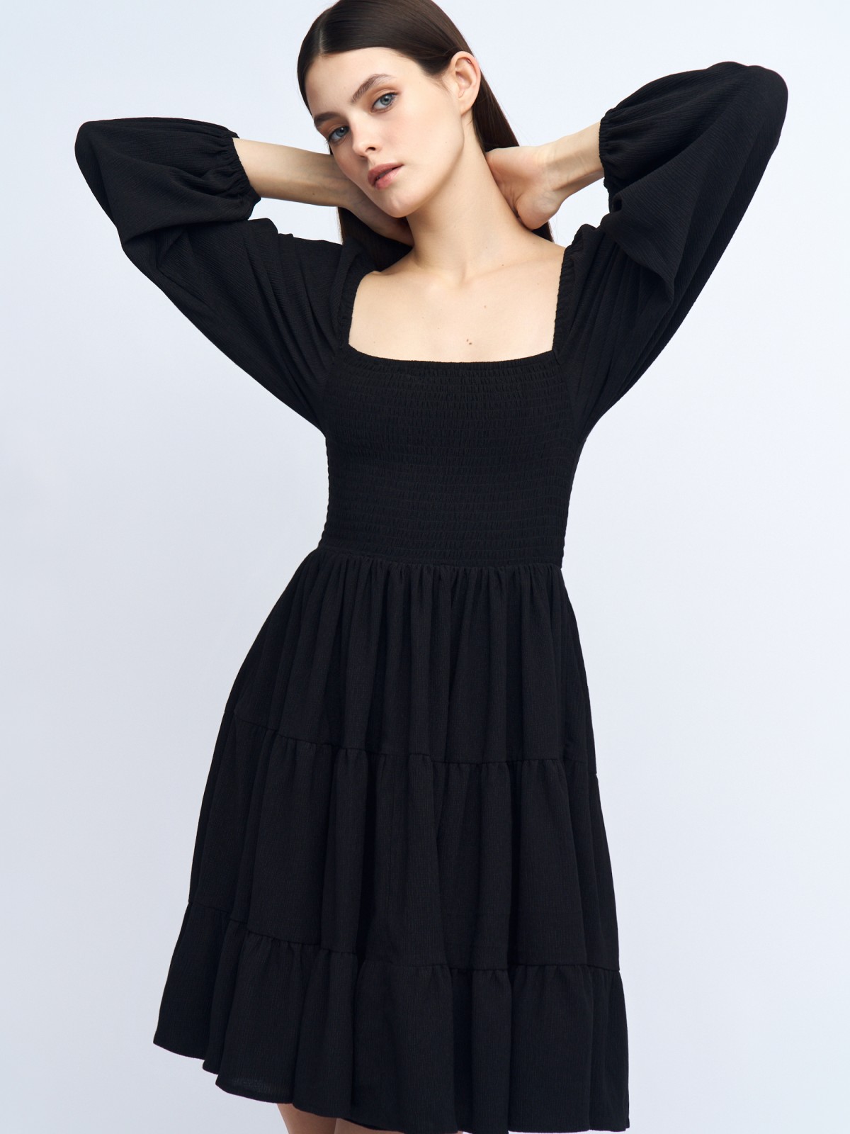 Ярусное платье мини на резинке с вырезом