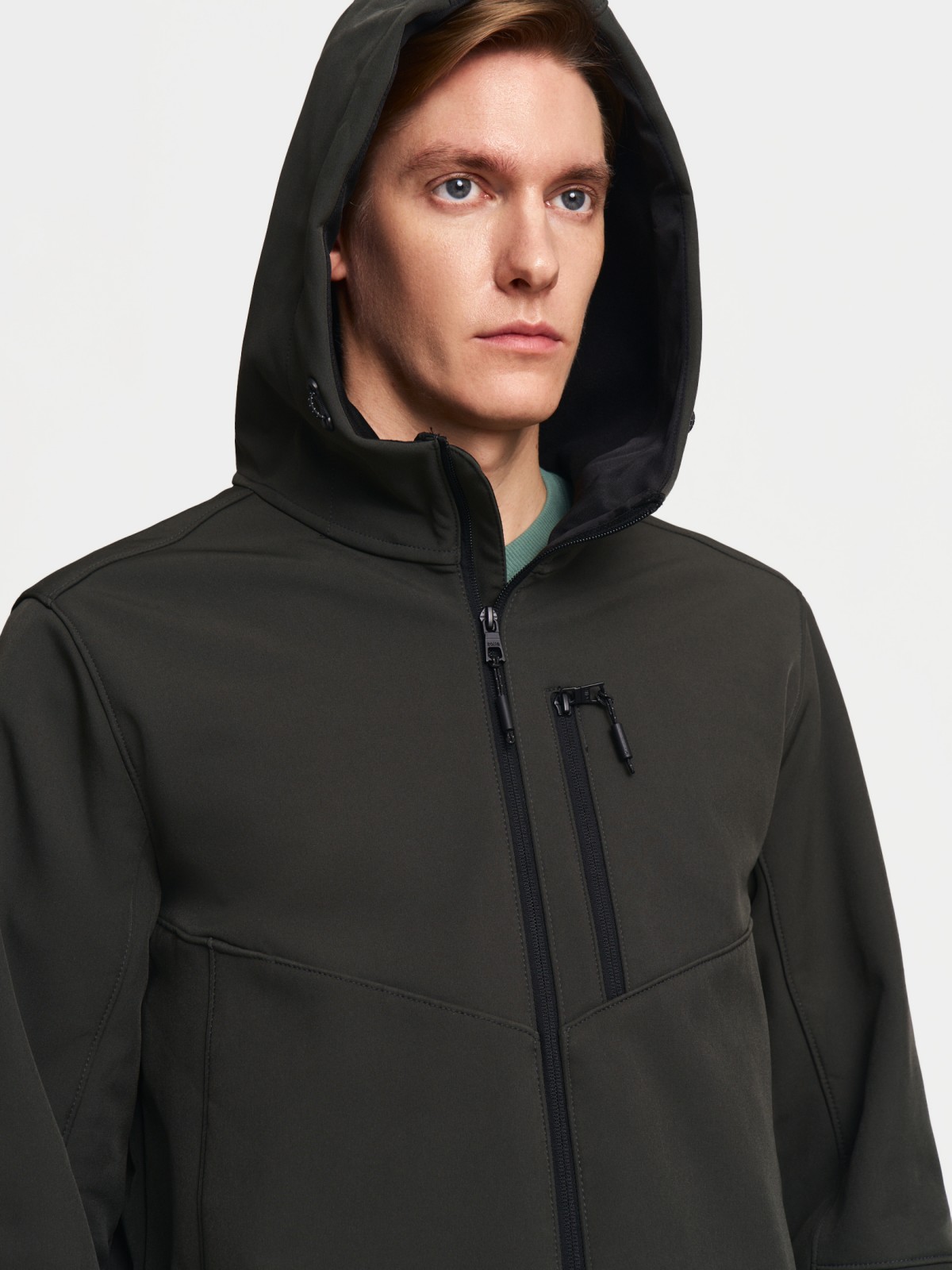 Лёгкая куртка-ветровка без утеплителя с капюшоном