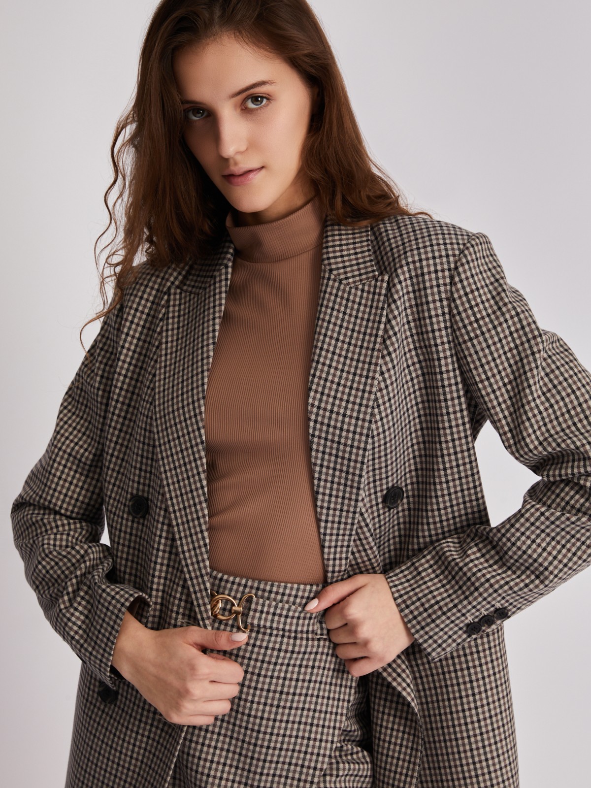 Двубортный жакет приталенного силуэта на пуговицах с поясом