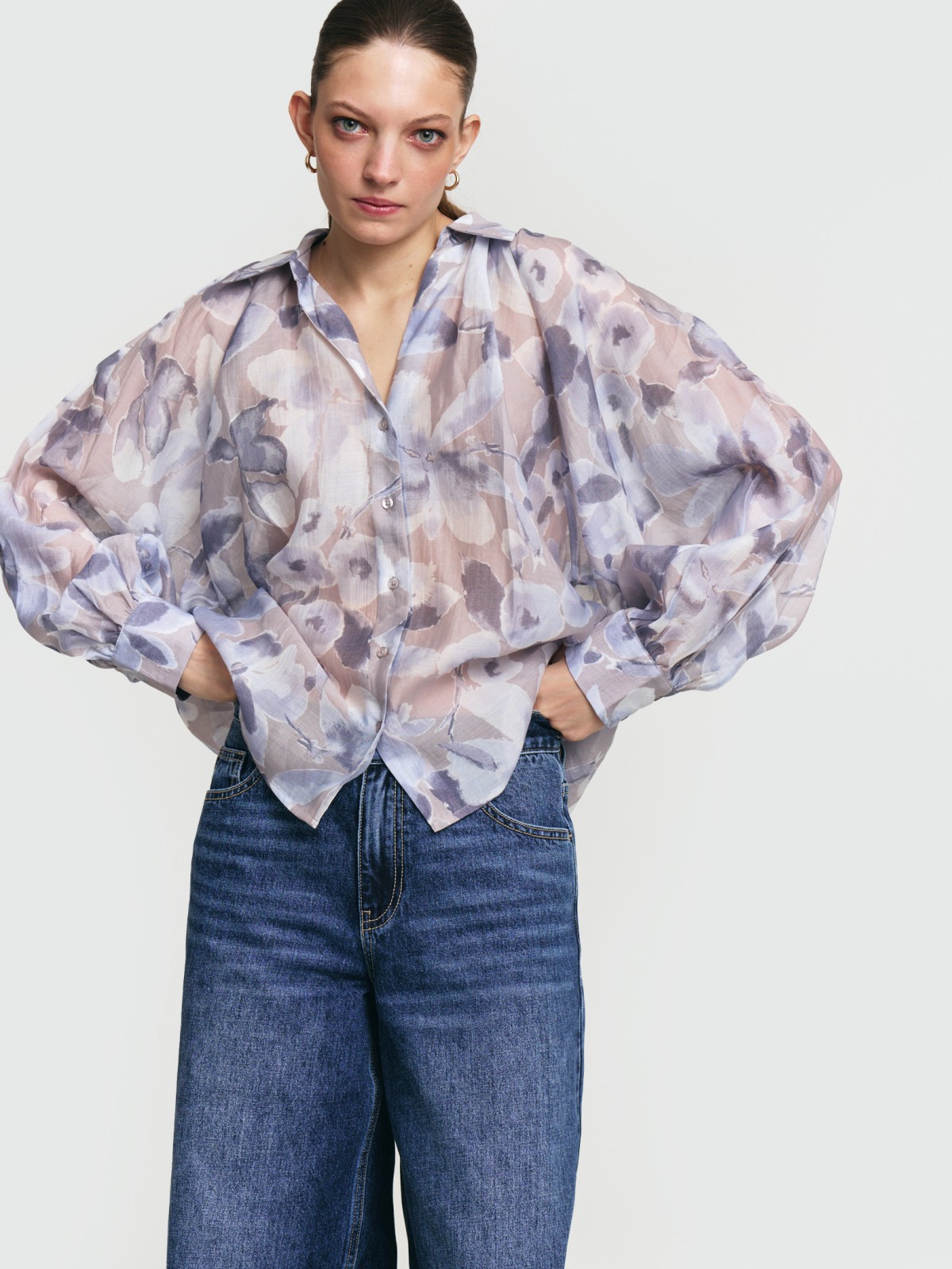 Рубашка с объёмными рукавами и вырезом на груди