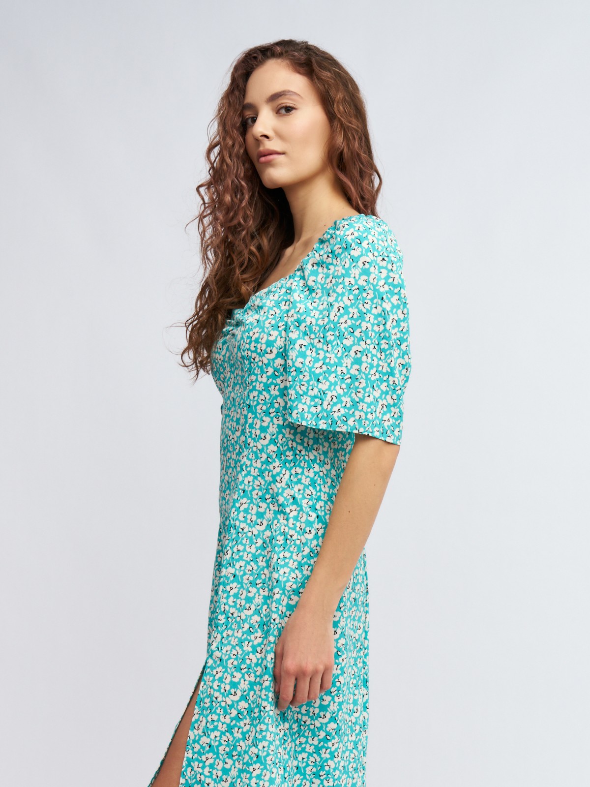 Платье с разрезом и цветочным принтом