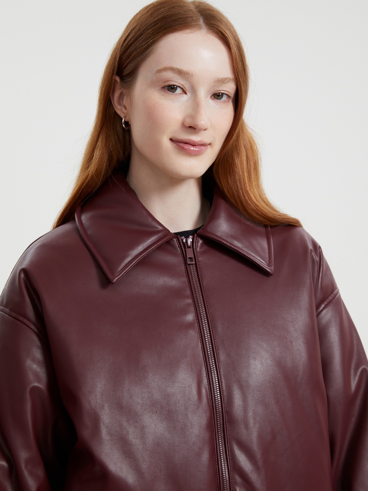 Тёплая короткая куртка-бомбер из экокожи с воротником