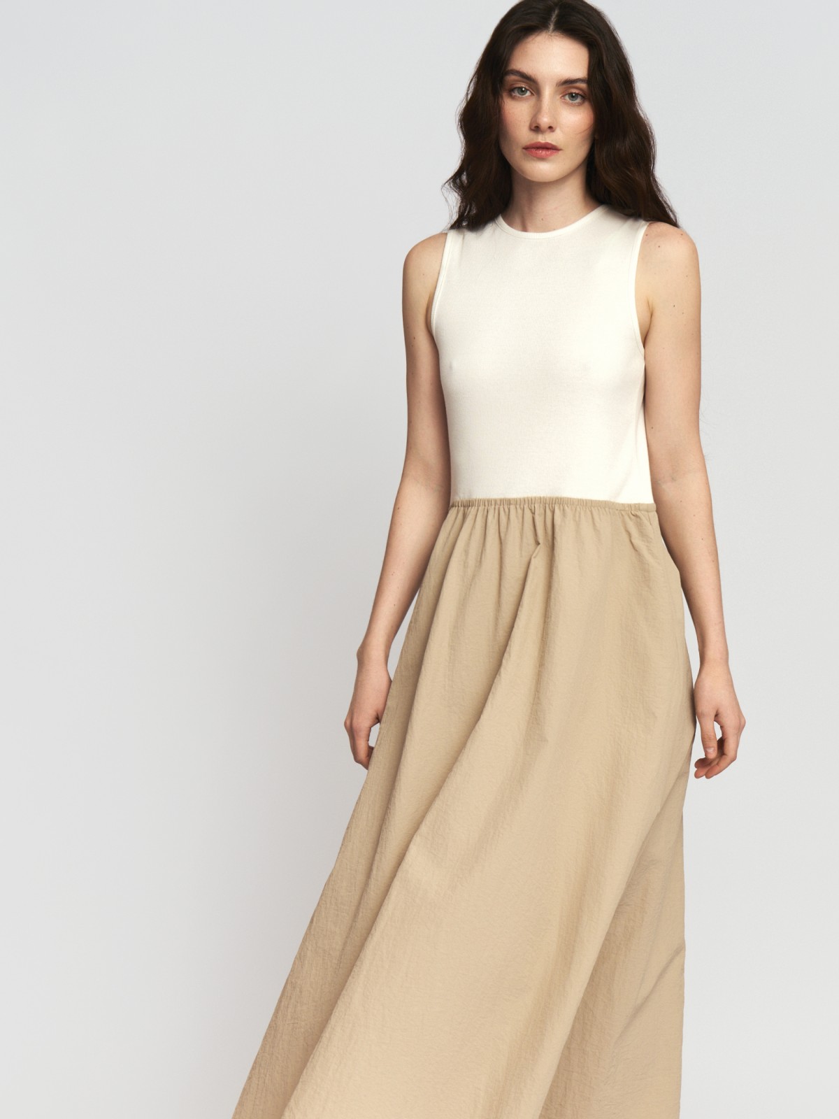 Комбинированное платье миди без рукавов