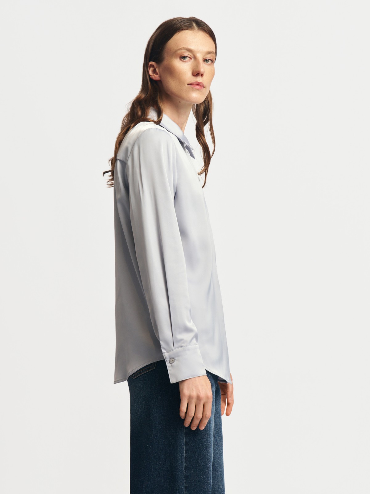 Атласная прямая рубашка с длинным рукавом