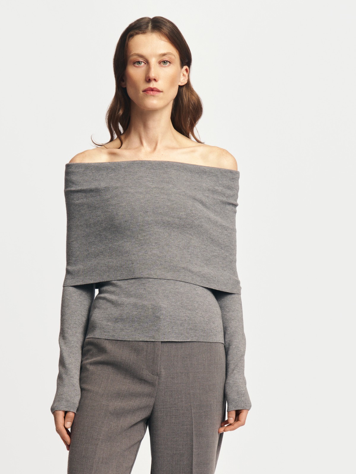 Трикотажный джемпер с открытыми плечами