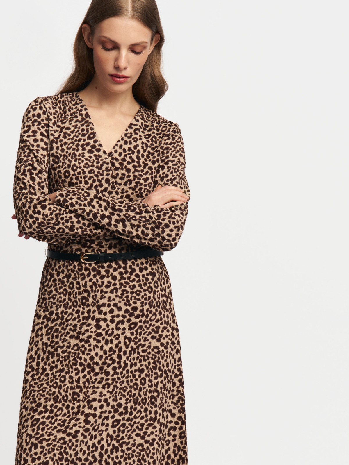 Леопардовое платье миди с ремнём
