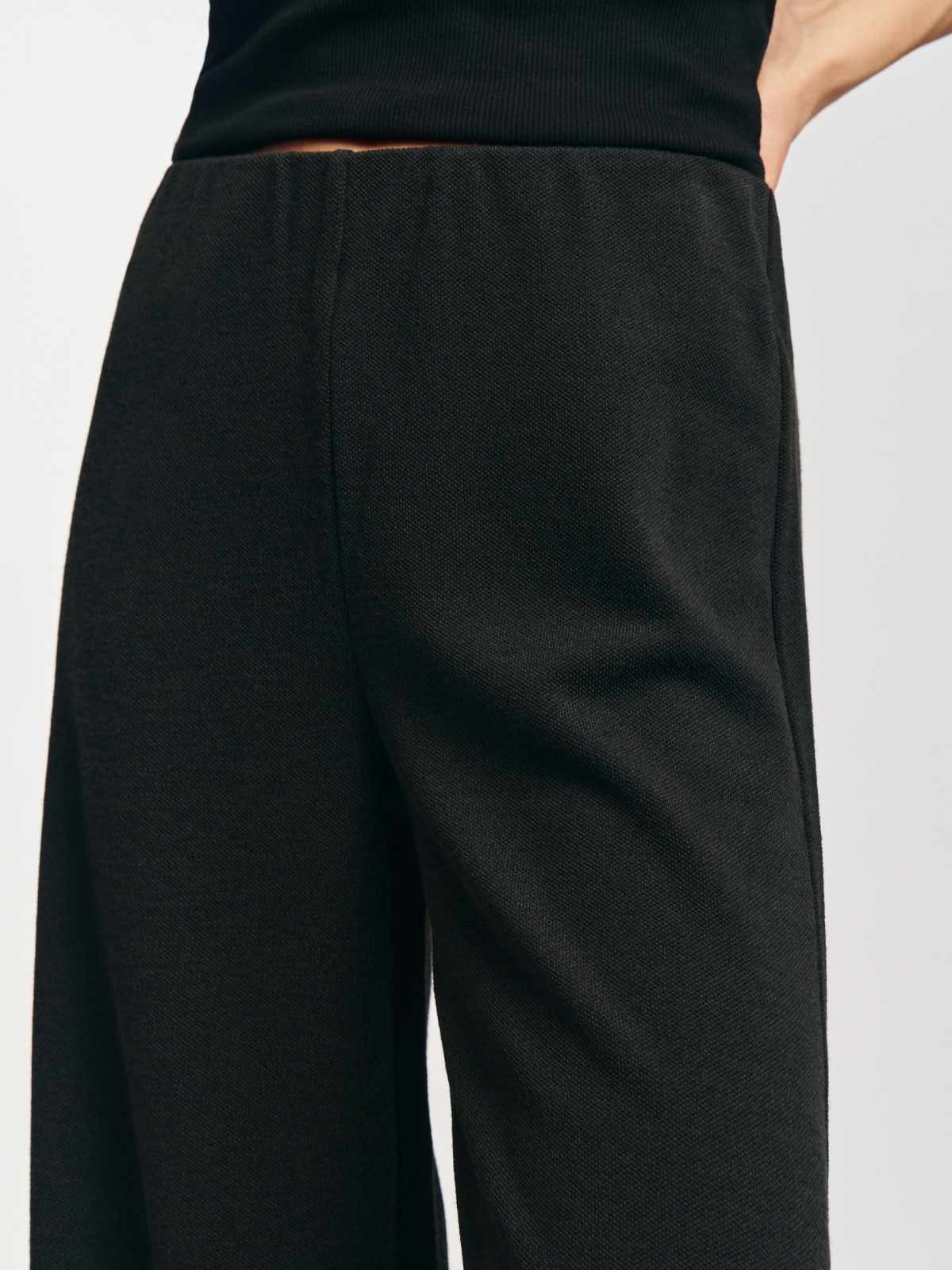 Прямые трикотажные брюки на резинке