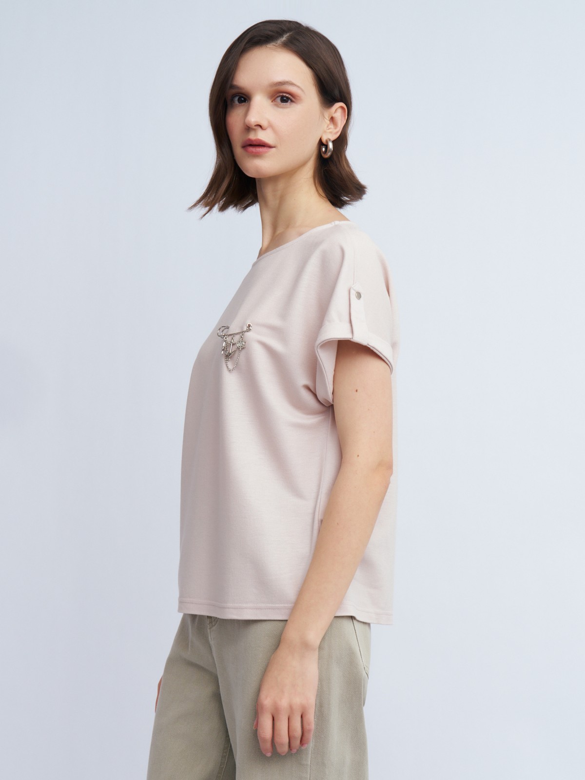 Блузка-футболка с коротким рукавом и брошью