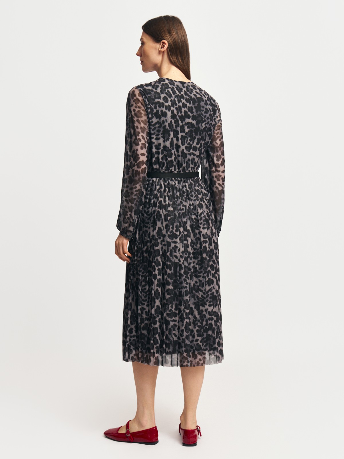 Леопардовое платье миди с плиссировкой и ремнём