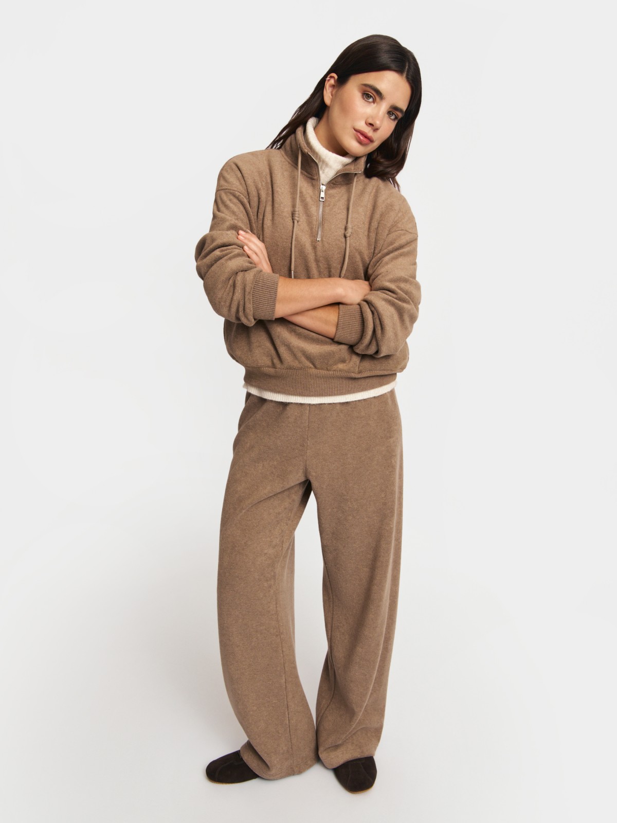 Велюровые брюки на резинке 2999₽