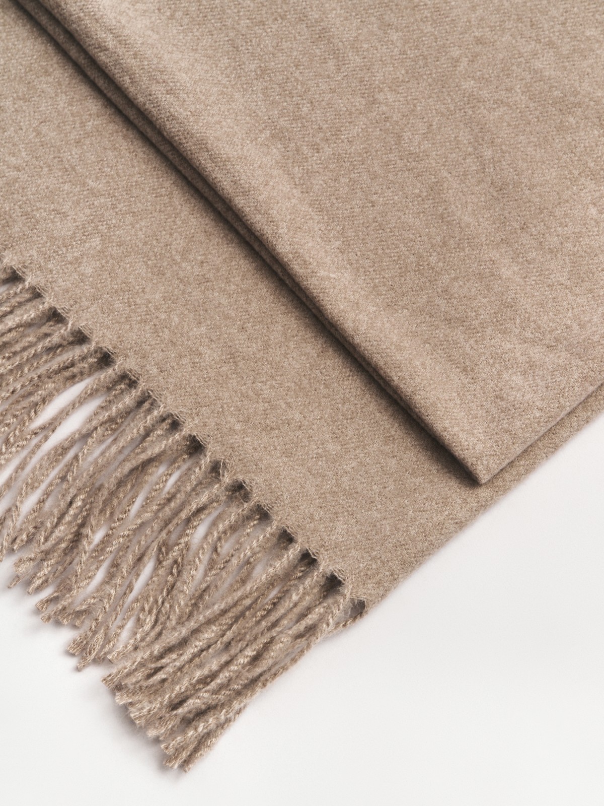 Тканевый шарф с длинной бахромой