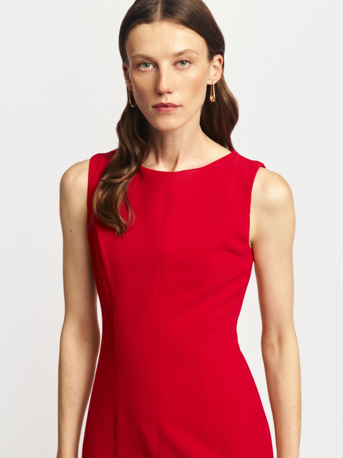 Платье миди без рукавов с разрезом