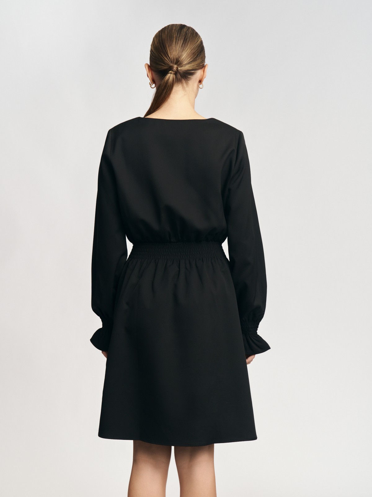 Платье мини с акцентом на талии