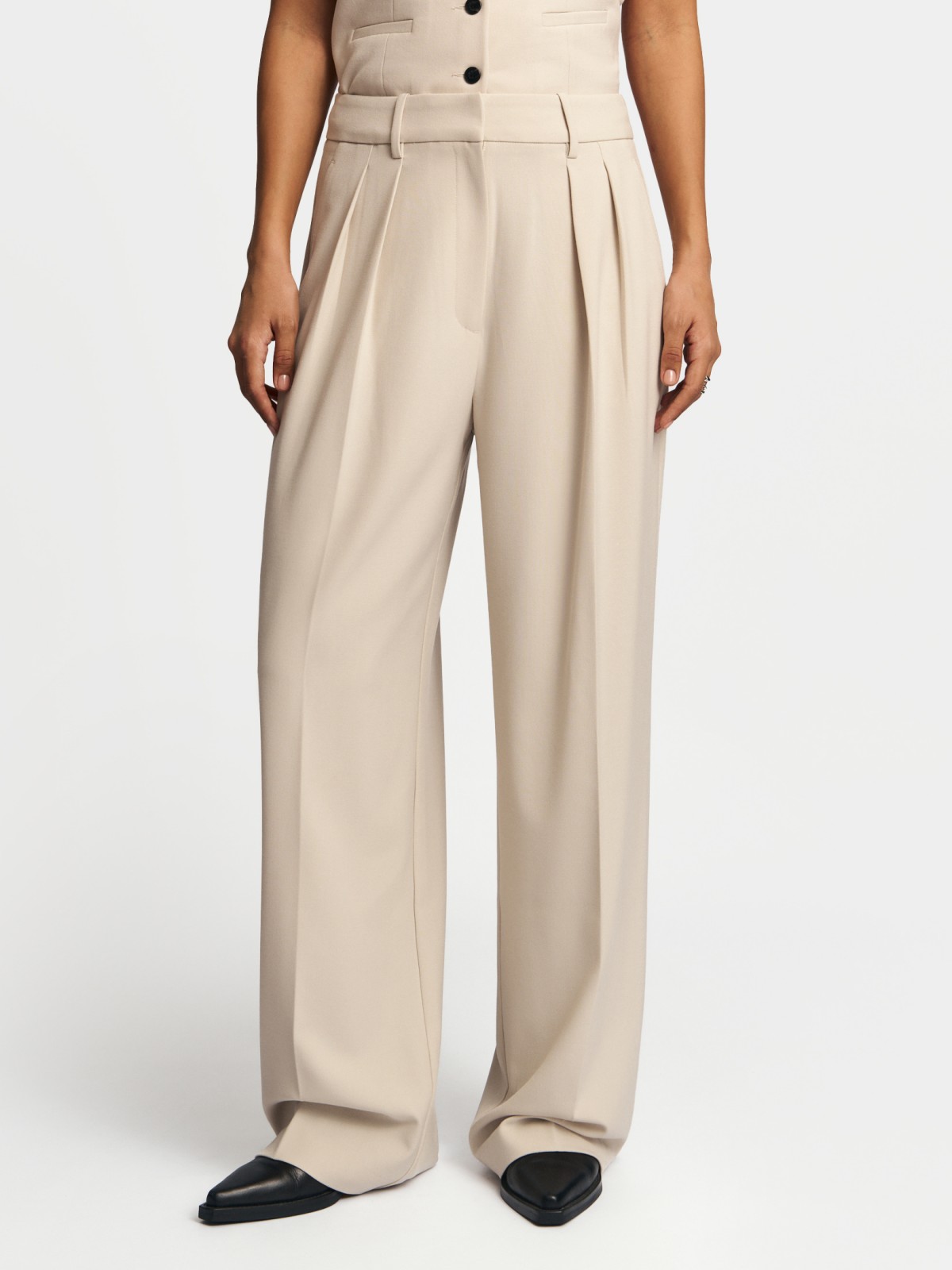 Брюки прямого силуэта с защипами