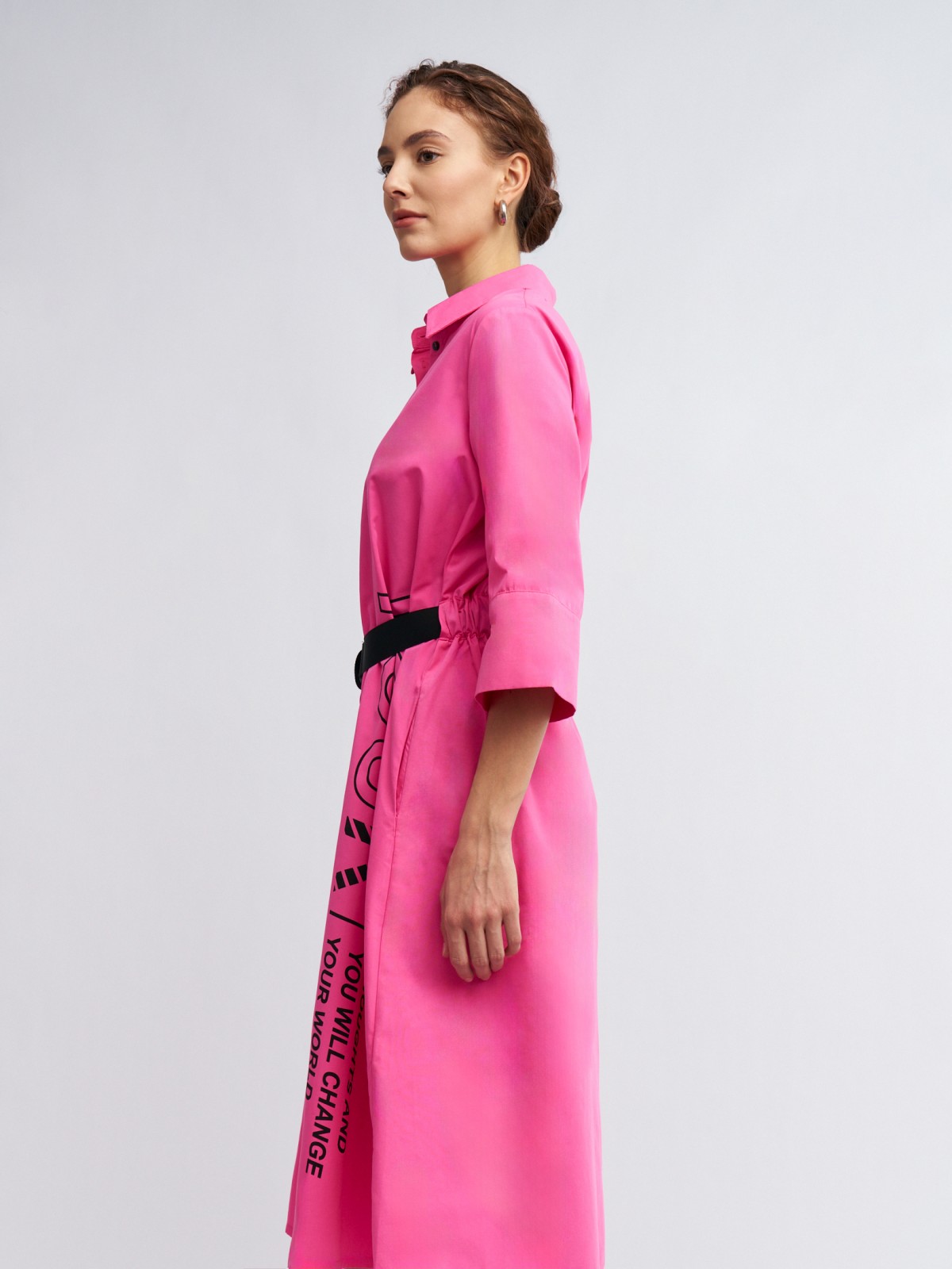 Платье-рубашка миди с надписями и ремнём