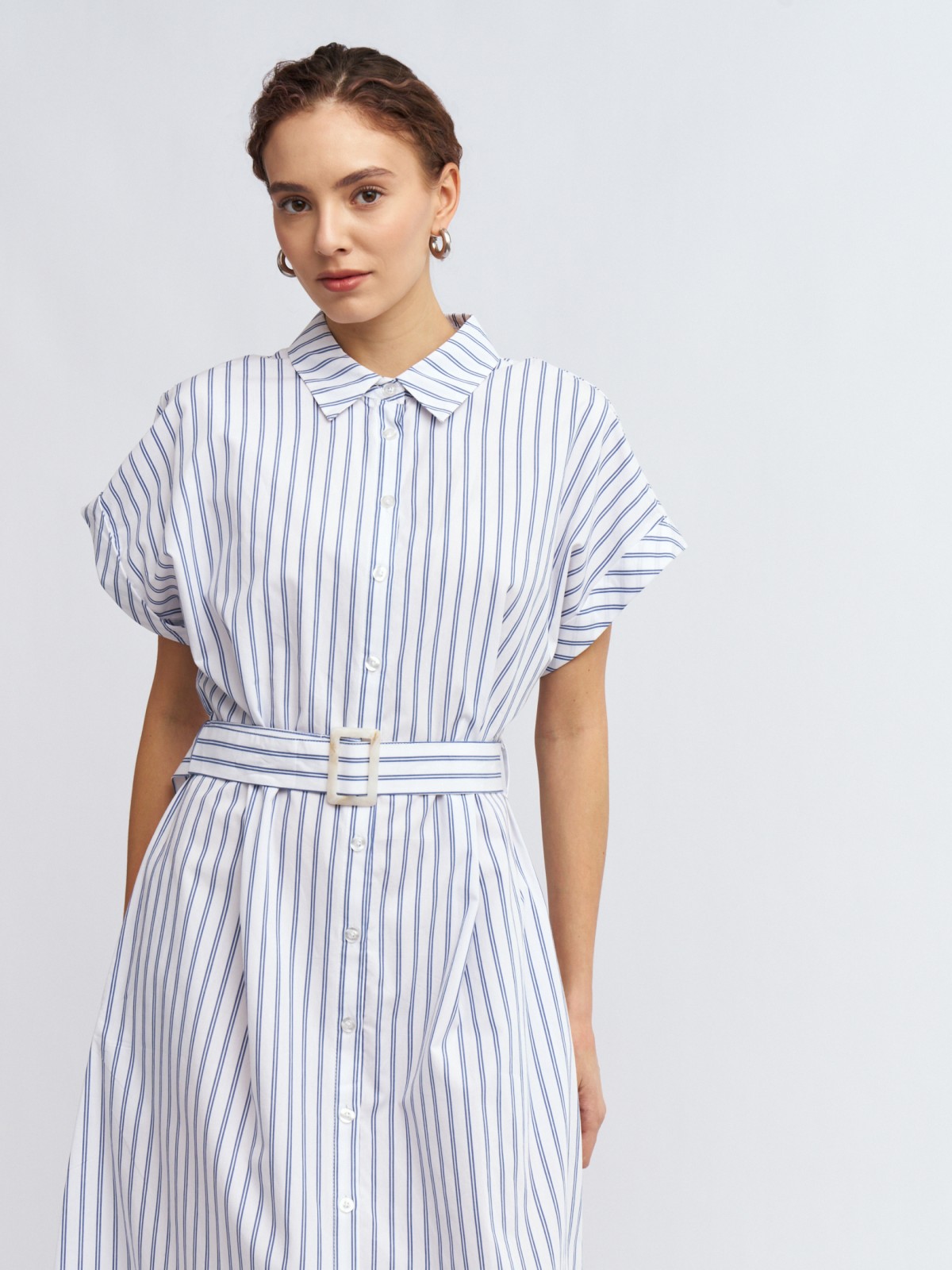 Платье-рубашка с коротким рукавом и поясом