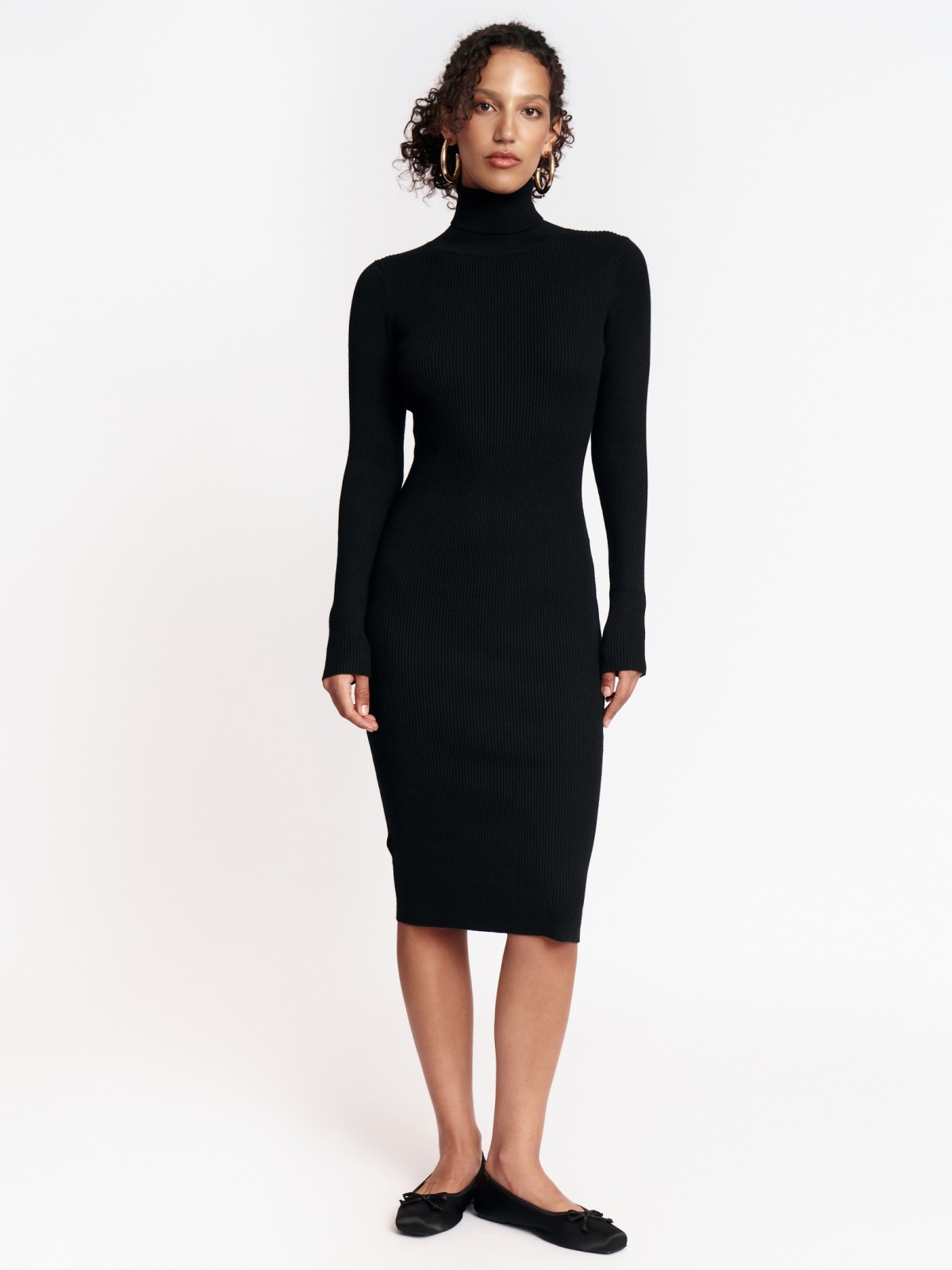 Трикотажное платье-лапша миди с высоким горлом