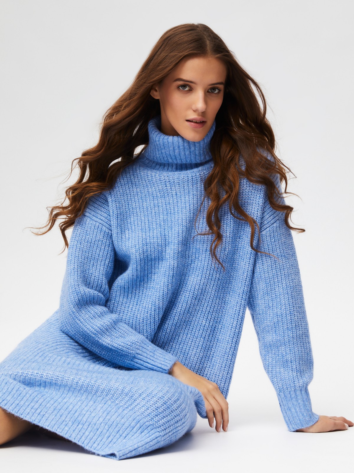 Вязаное платье-свитер длины миди с высоким горлом zolla 023428493013, цвет голубой, размер XS
