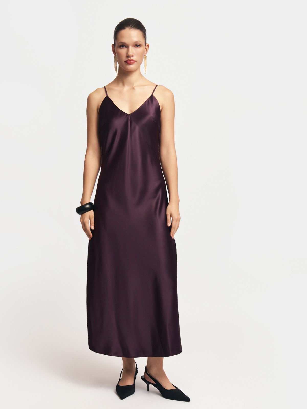 Атласное платье-комбинация миди на бретельках