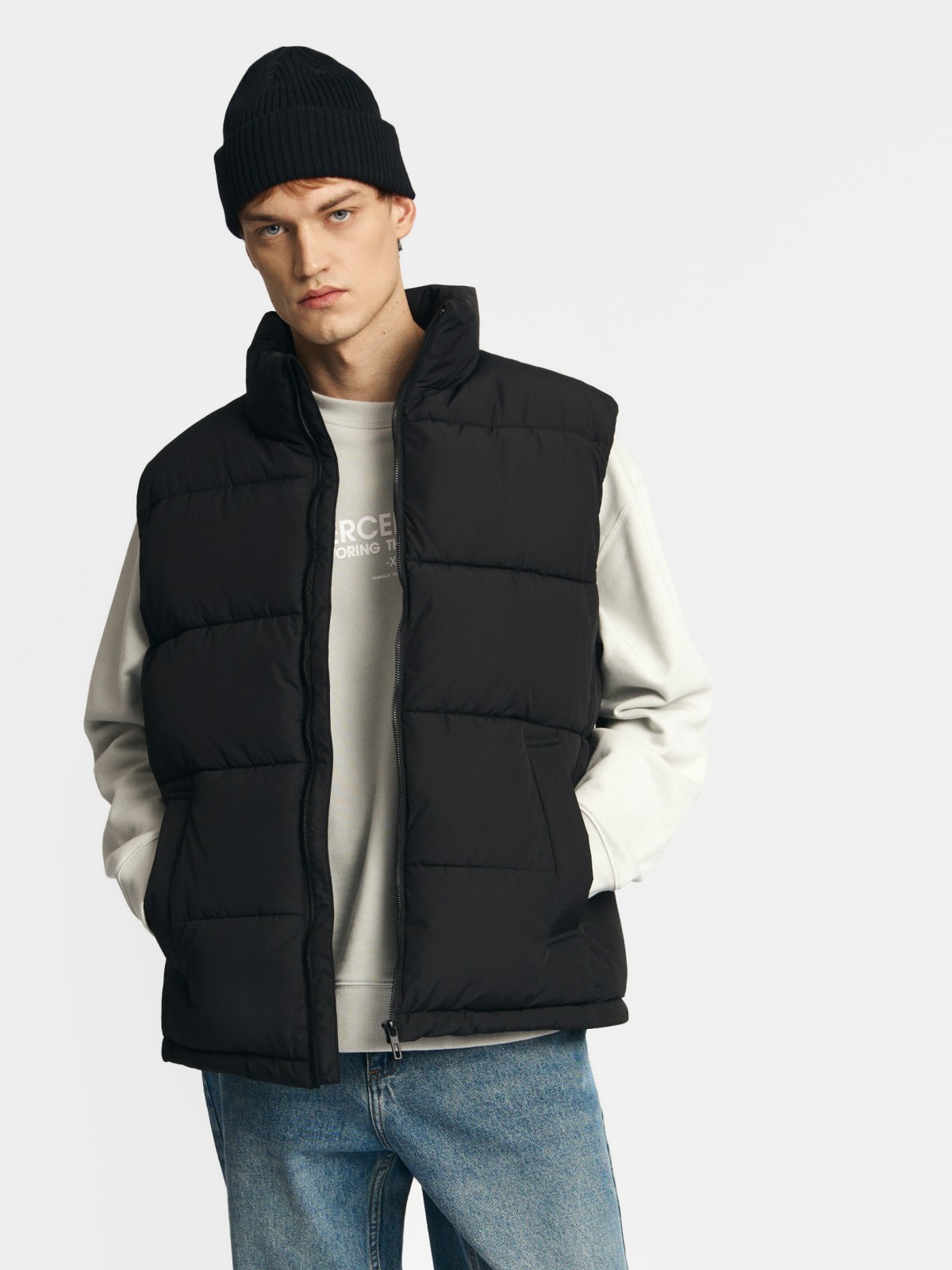 Утеплённый жилет на молнии с воротником-стойкой