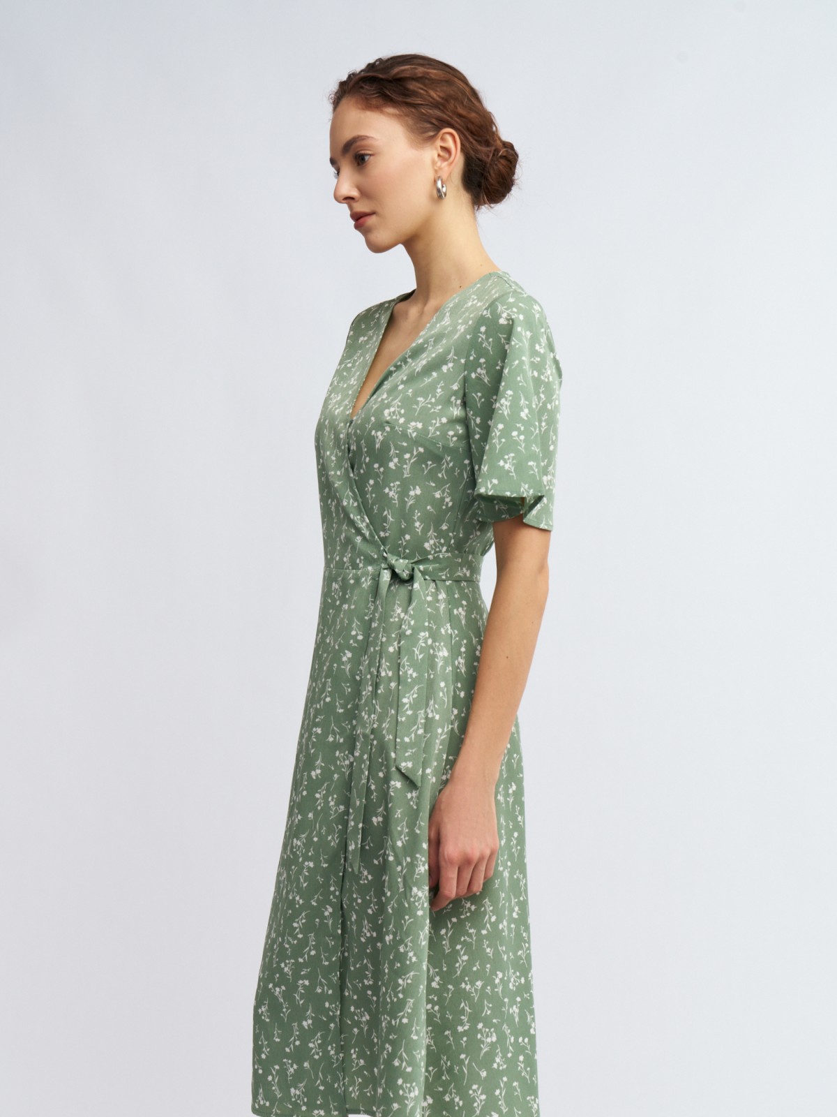 Платье миди с запахом и цветочным принтом