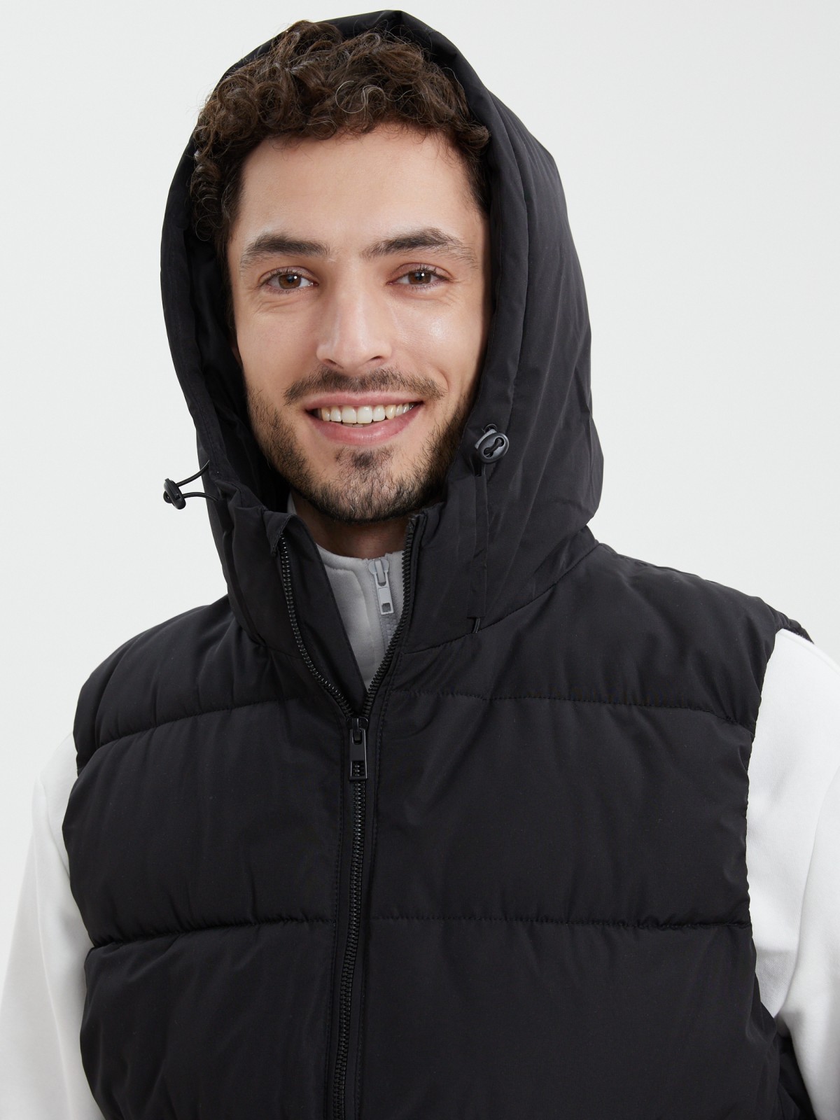 Утеплённый стёганый жилет на молнии с капюшоном