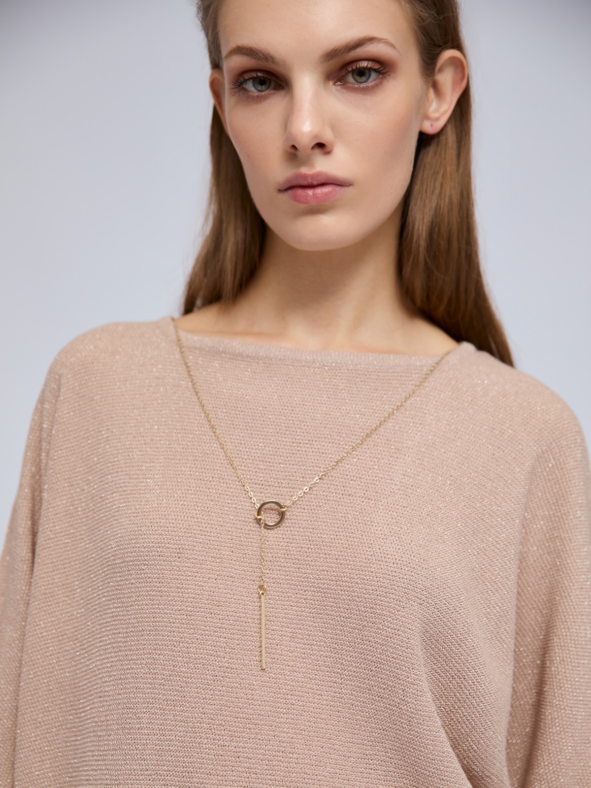 Блестящий джемпер с люрексом и декоративной подвеской