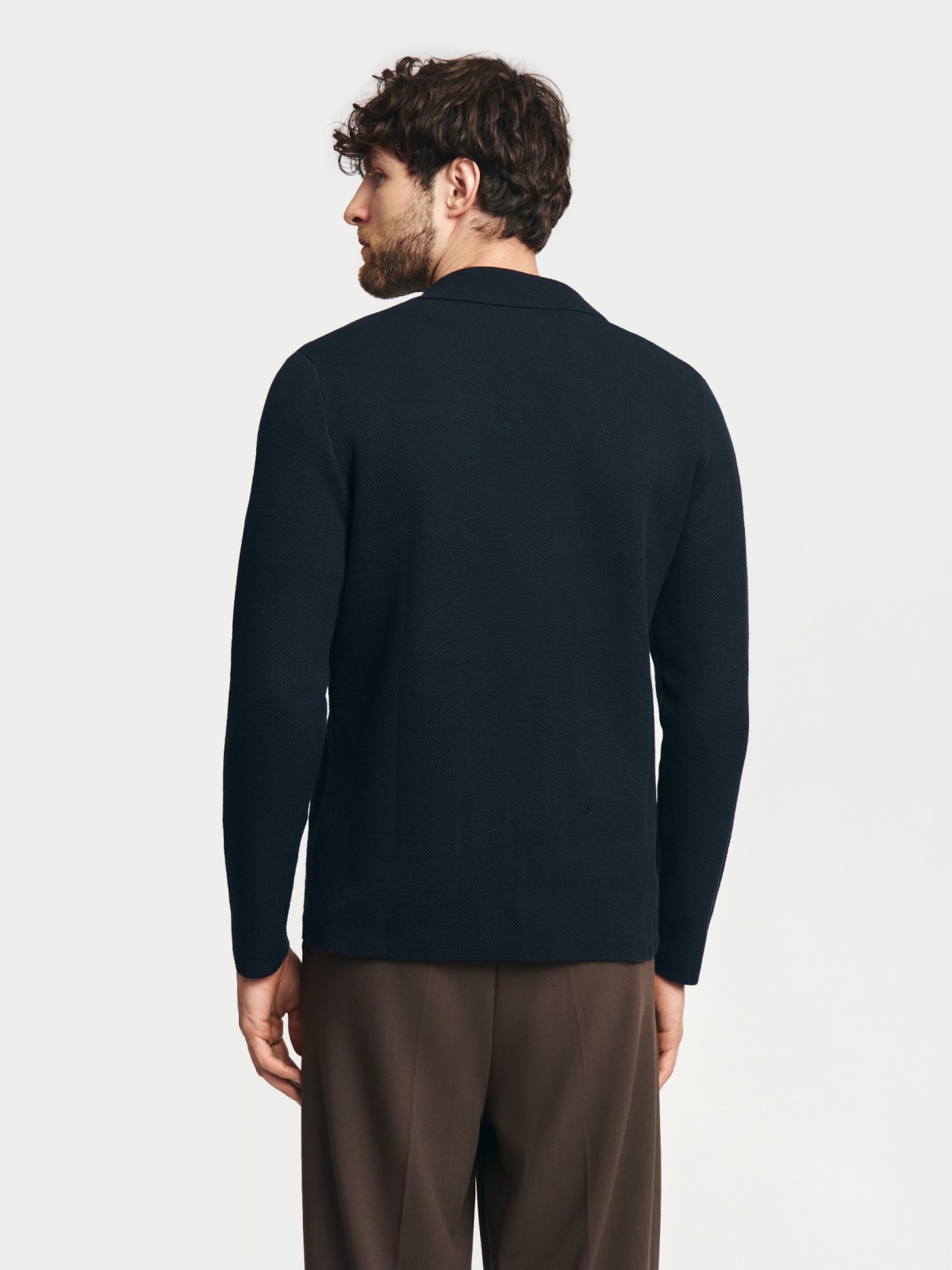 Вязаный кардиган на пуговицах с воротником и карманами