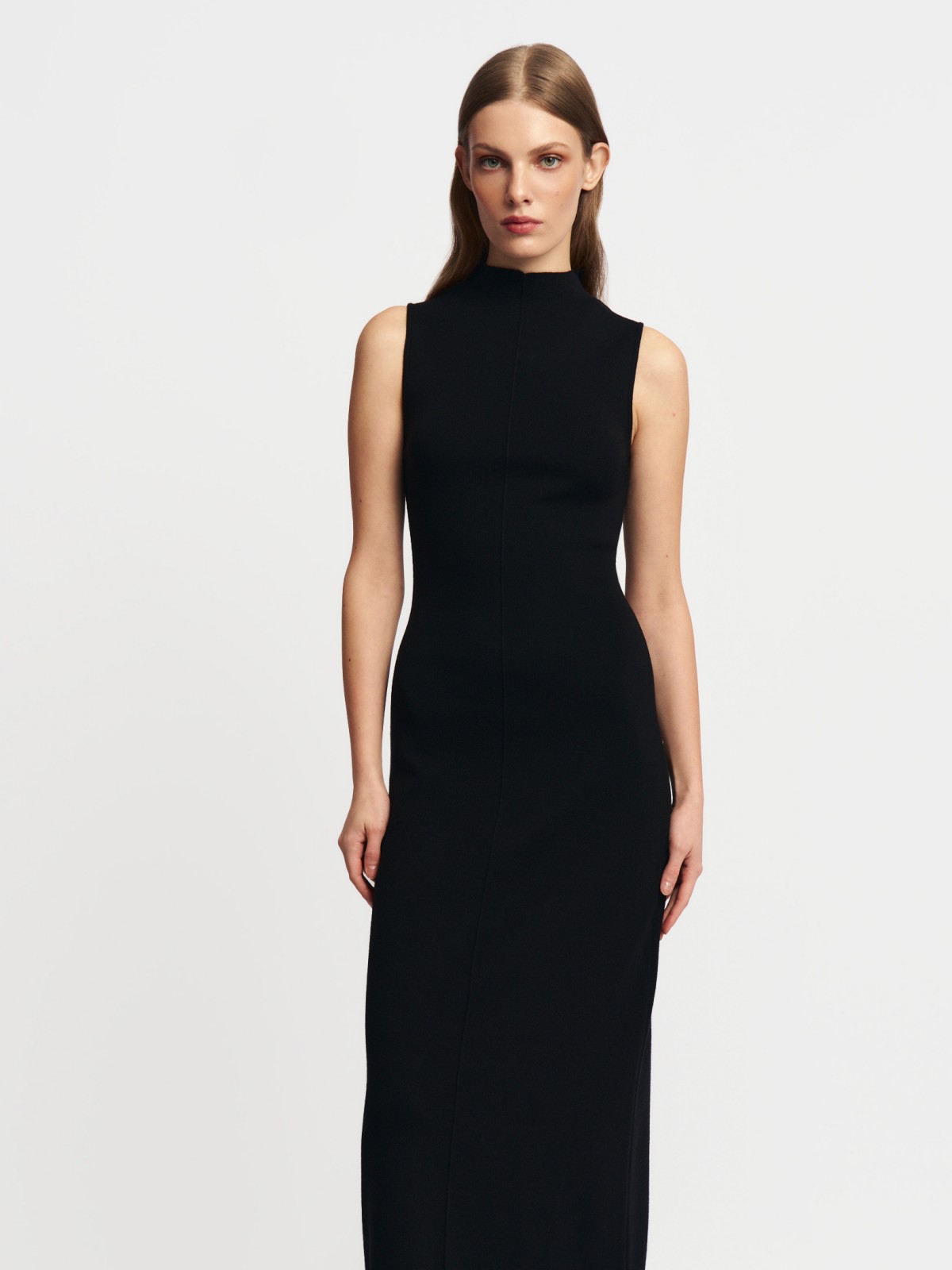 Трикотажное платье макси без рукавов