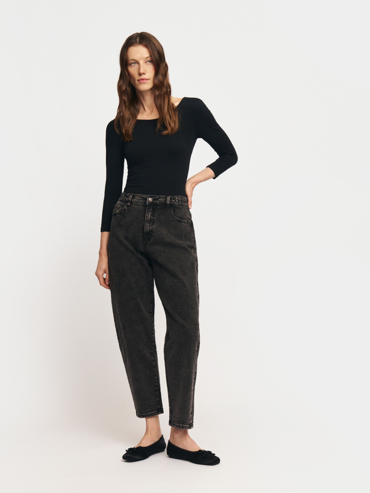 Утеплённые джинсы силуэта Mom на резинке с начёсом