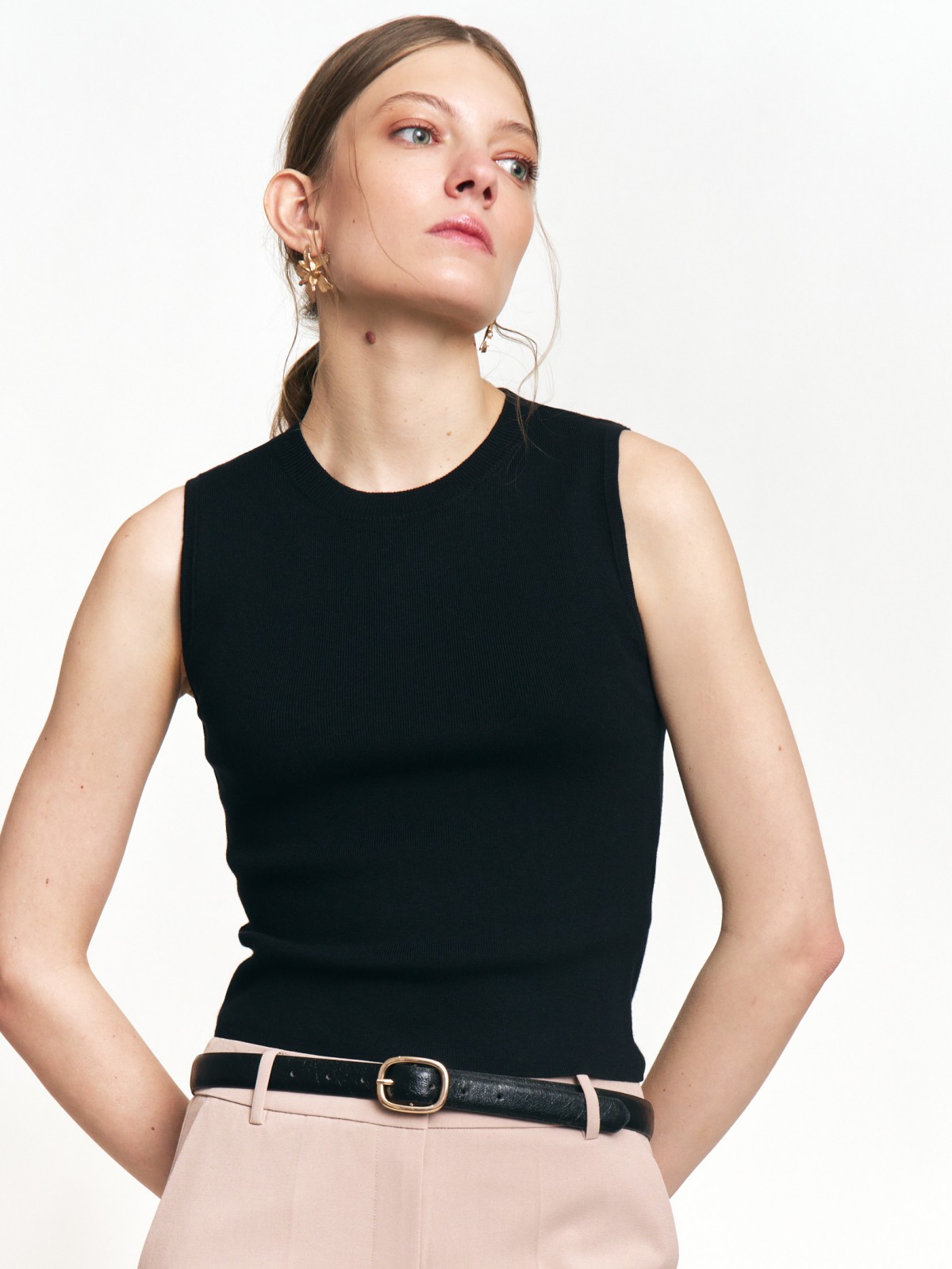 Вязаный трикотажный топ без рукавов