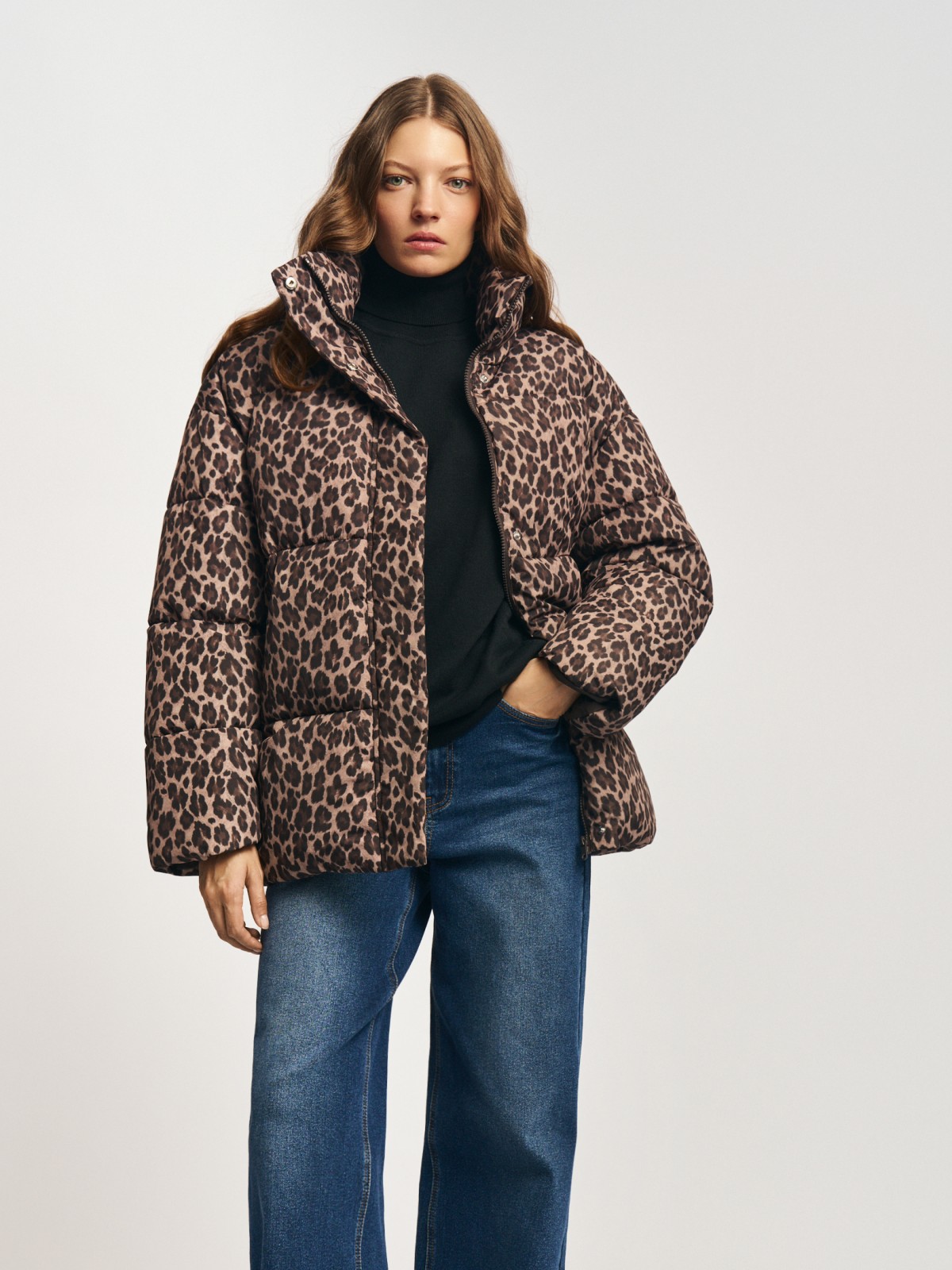 Тёплая леопардовая куртка с высоким воротником 6299₽