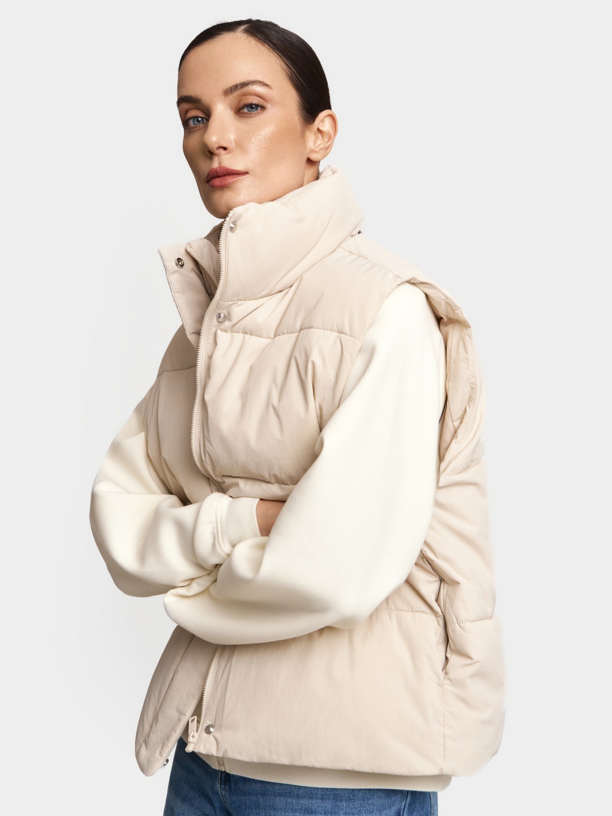 Тёплый стёганый жилет с горлом