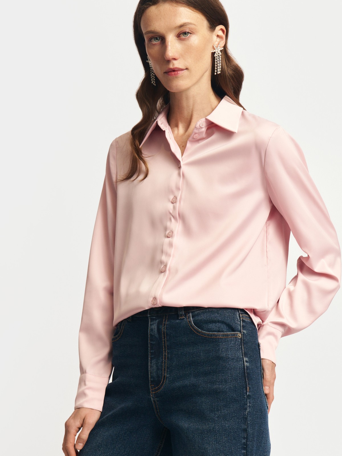 Атласная прямая рубашка с длинным рукавом