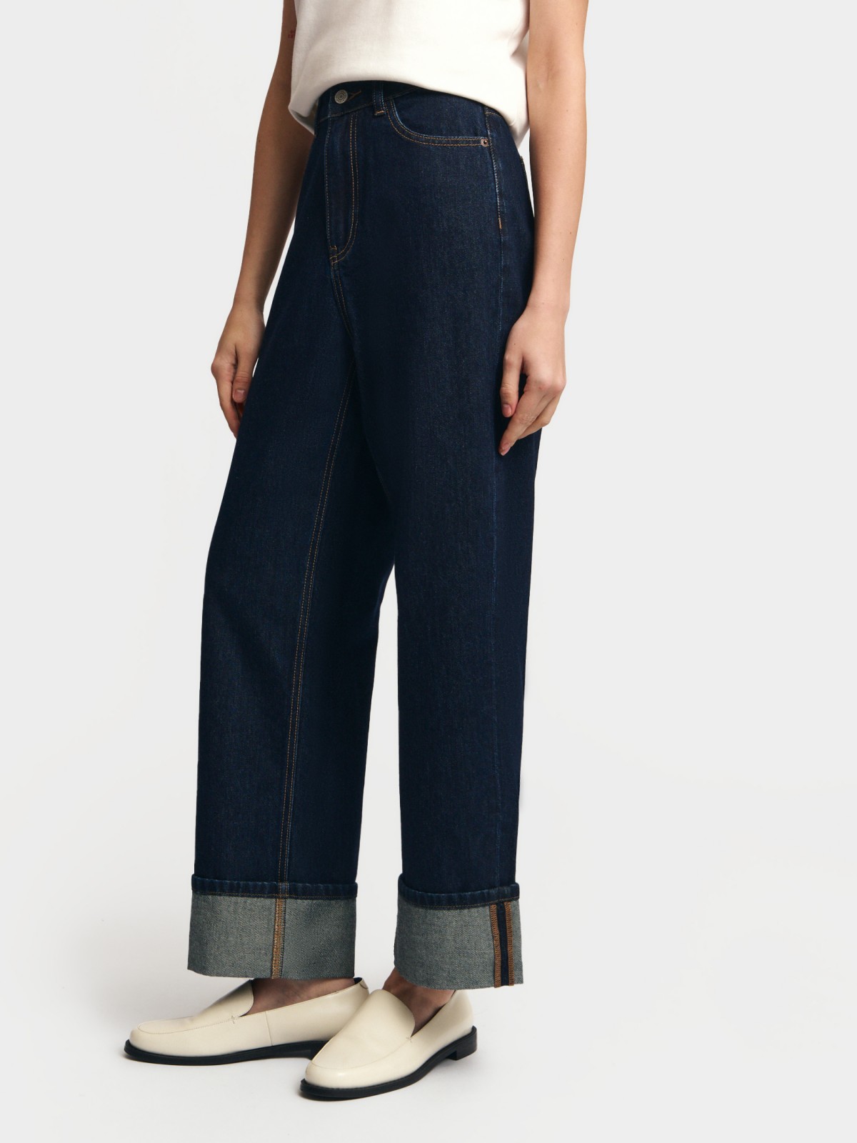 Прямые джинсы с высокой посадкой и отворотами