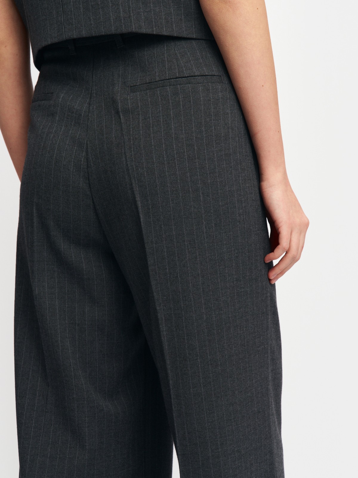 Классические брюки в полоску со стрелками