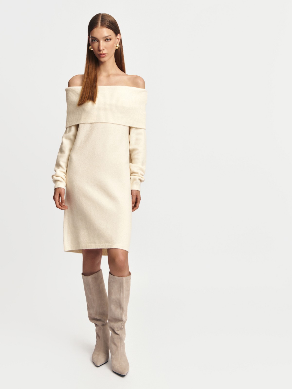 Вязаное платье-джемпер с открытыми плечами