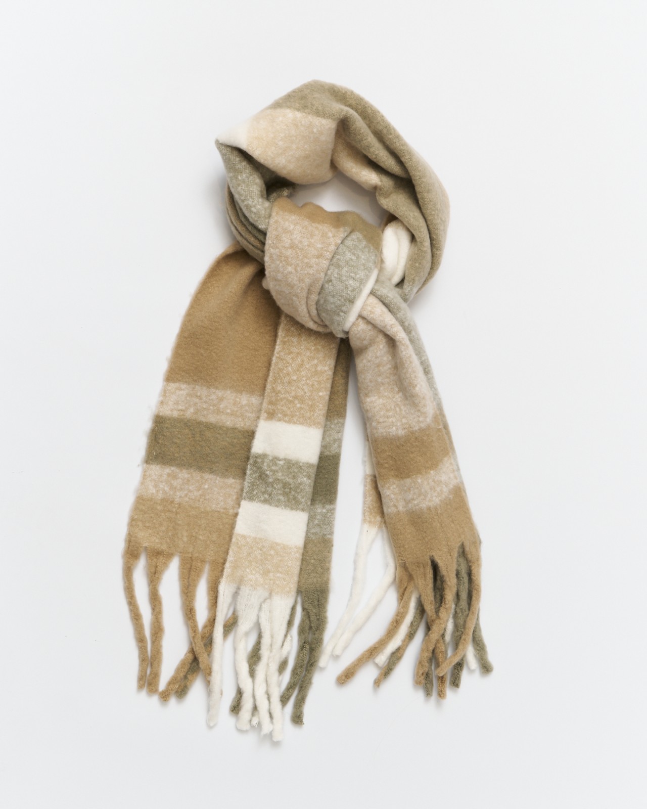 Тёплый шарф в клетку с длинной бахромой