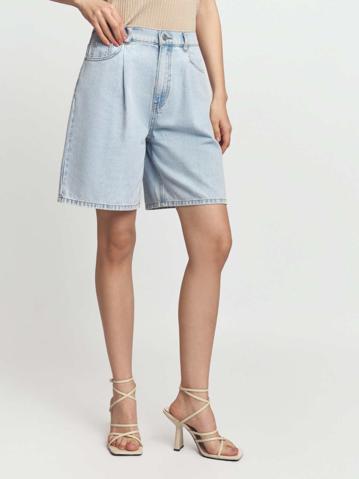 Джинсовые шорты-бермуды с защипами