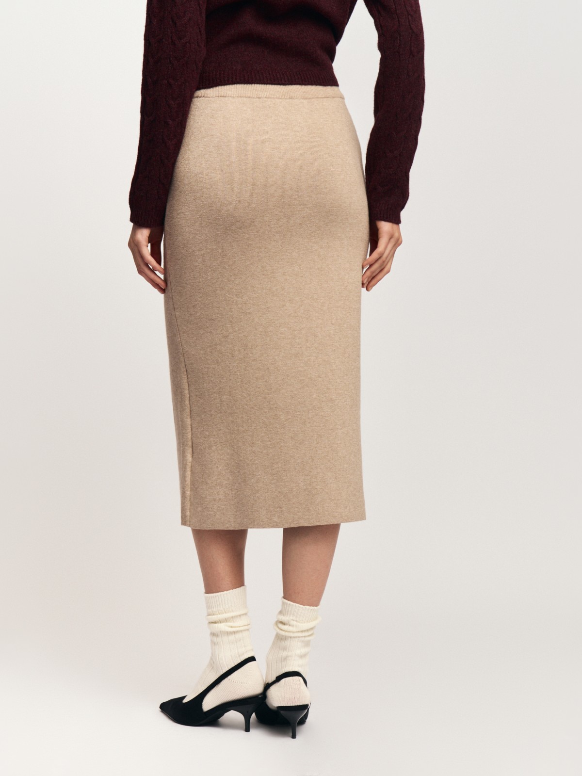 Трикотажная юбка-карандаш с разрезом