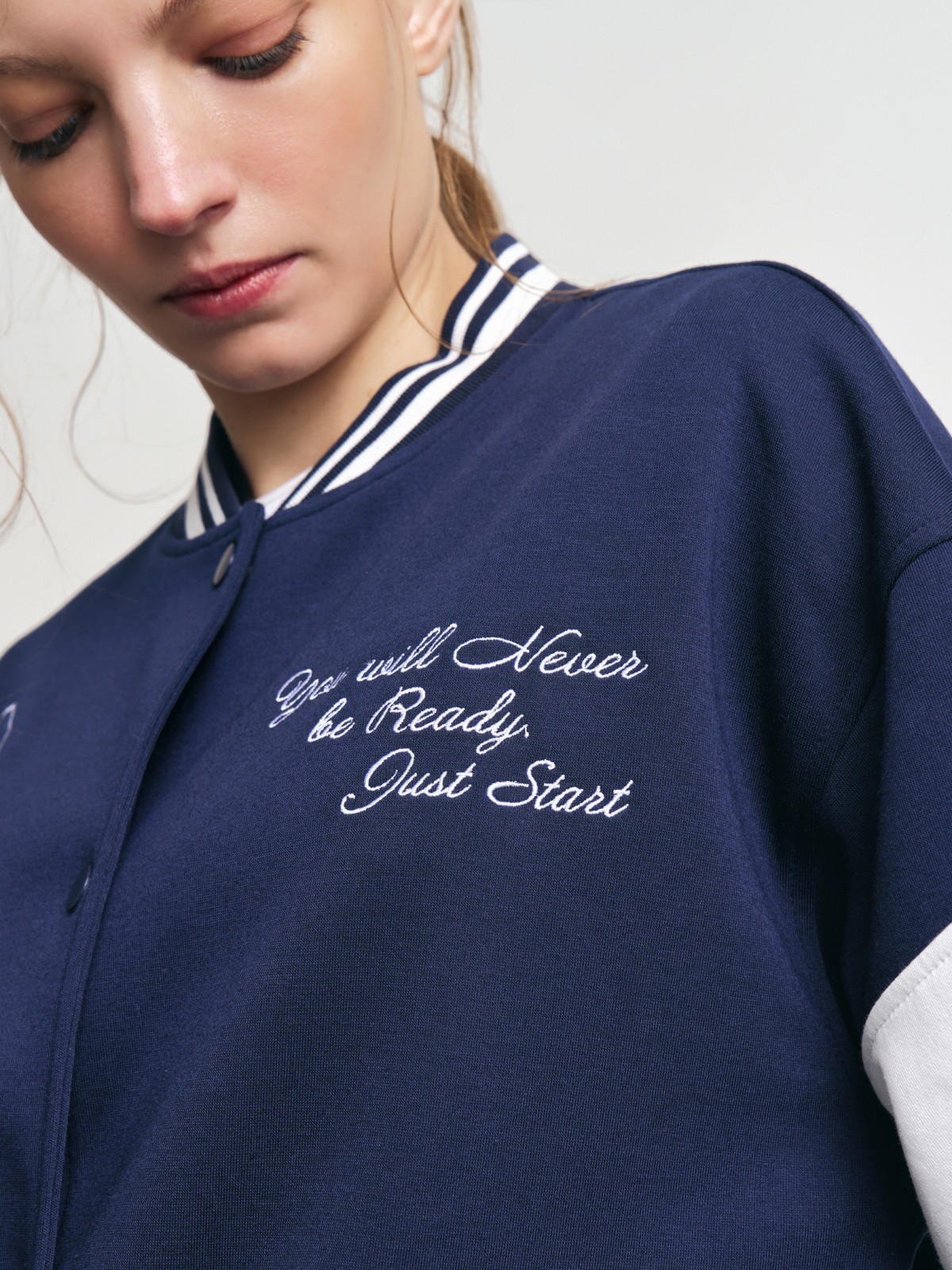 Утеплённая толстовка-бомбер в колледж-стиле